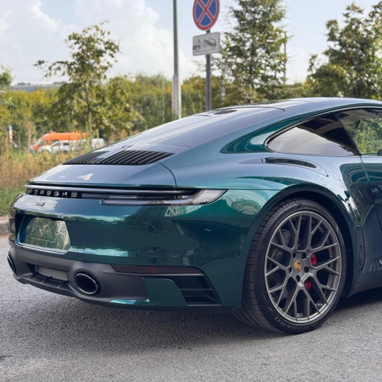 Оклейка Porsche полиуретановой пленкой Sunmax цвета 140 Galaxy Green PPF
