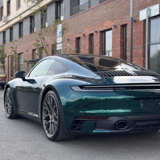 Оклейка Porsche полиуретановой пленкой Sunmax цвета 140 Galaxy Green PPF