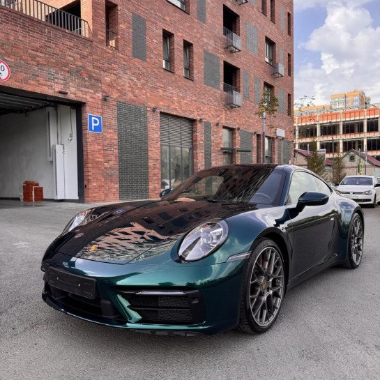 Оклейка Porsche полиуретановой пленкой Sunmax цвета 140 Galaxy Green PPF