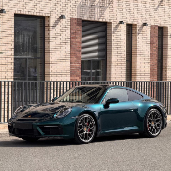 Оклейка Porsche полиуретановой пленкой Sunmax цвета 140 Galaxy Green PPF