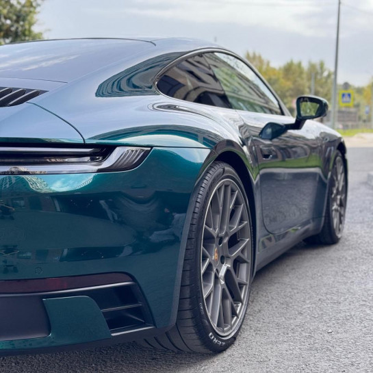 Оклейка Porsche полиуретановой пленкой Sunmax цвета 140 Galaxy Green PPF