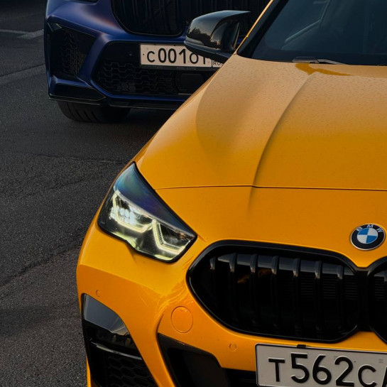 Оклейка BMW защитным полиуретаном Sunmax оттенка 7 Maple Yellow Gloss PPF