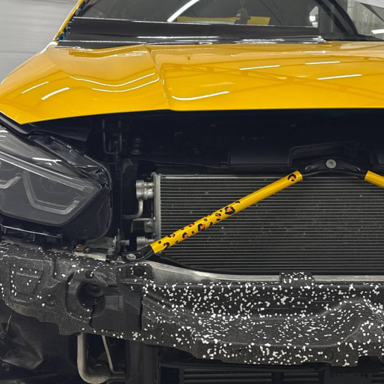 Оклейка BMW защитным полиуретаном Sunmax оттенка 7 Maple Yellow Gloss PPF
