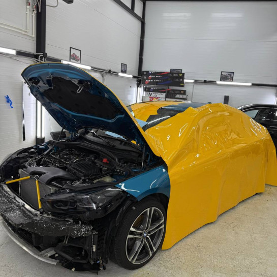 Оклейка BMW защитным полиуретаном Sunmax оттенка 7 Maple Yellow Gloss PPF