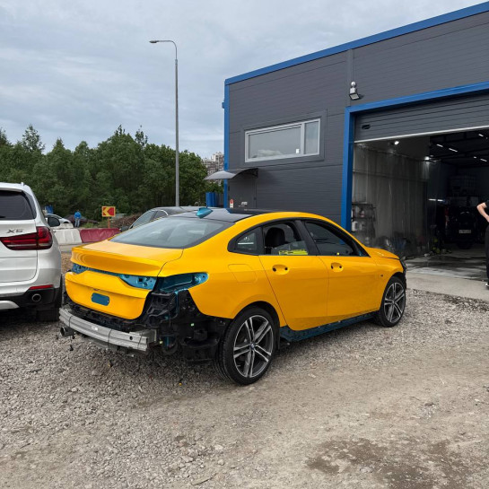 Оклейка BMW защитным полиуретаном Sunmax оттенка 7 Maple Yellow Gloss PPF
