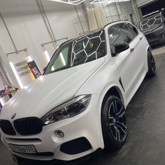 Оклейка BMW защитным полиуретаном Sunmax 36 White Matt Pearl PPF