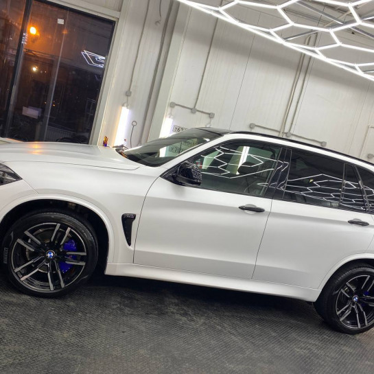 Оклейка BMW защитным полиуретаном Sunmax 36 White Matt Pearl PPF