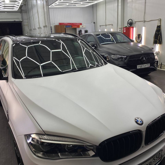 Оклейка BMW защитным полиуретаном Sunmax 36 White Matt Pearl PPF