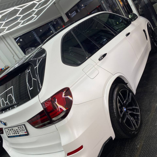 Оклейка BMW защитным полиуретаном Sunmax 36 White Matt Pearl PPF