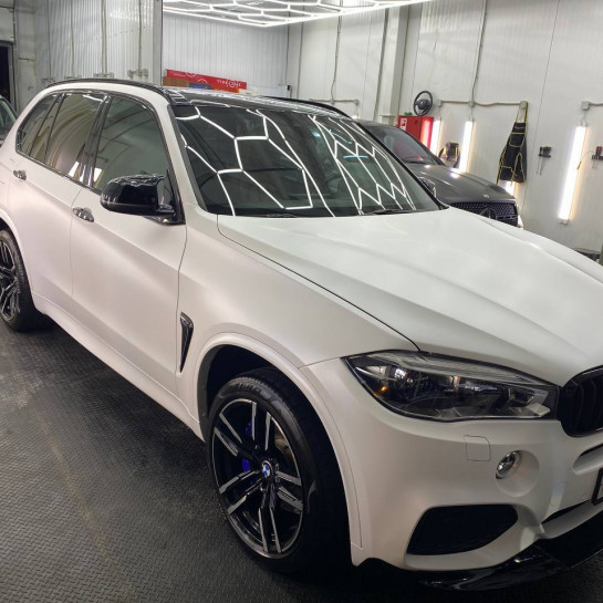 Оклейка BMW защитным полиуретаном Sunmax 36 White Matt Pearl PPF