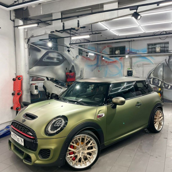 Оклейка Mini Cooper полиуретаном Sunmax 121 Matt Metal Chartreuse Green PPF