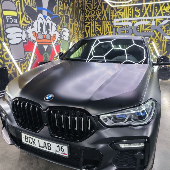 Оклейка кузова авто BMW цветной полиуретановой пленкой Sunmax 26 Black Matt PPF