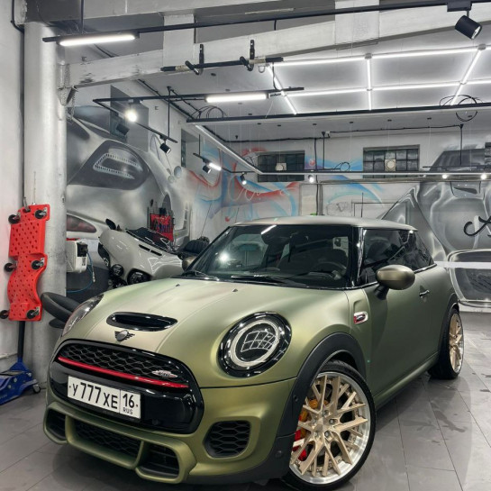 Оклейка Mini Cooper полиуретаном Sunmax 121 Matt Metal Chartreuse Green PPF