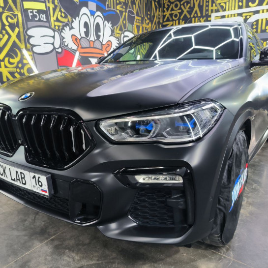 Оклейка BMW цветным полиуретаном Sunmax 26 Black Matt PPF
