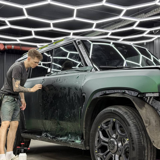 Оклейка Jetour цветной полиуретановой пленкой Sunmax 115 Matt Metal Blackish Green PPF