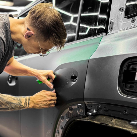 Оклейка Jetour цветной полиуретановой пленкой Sunmax 115 Matt Metal Blackish Green PPF