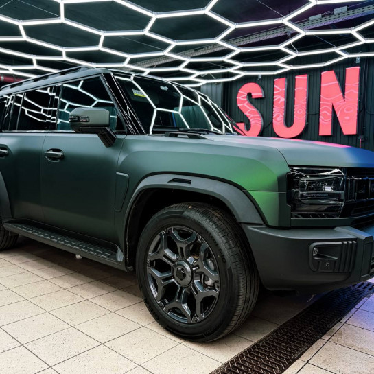 Оклейка Jetour цветной полиуретановой пленкой Sunmax 115 Matt Metal Blackish Green PPF
