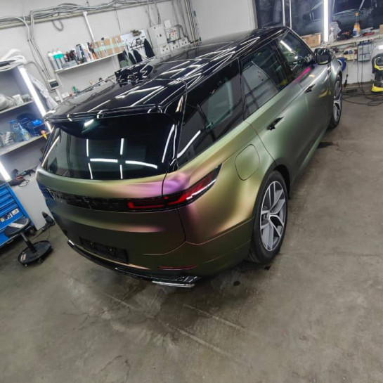 Оклейка Range Rover пленкой из полиуретана Sunmax 33 Purple Haze Matt PPF