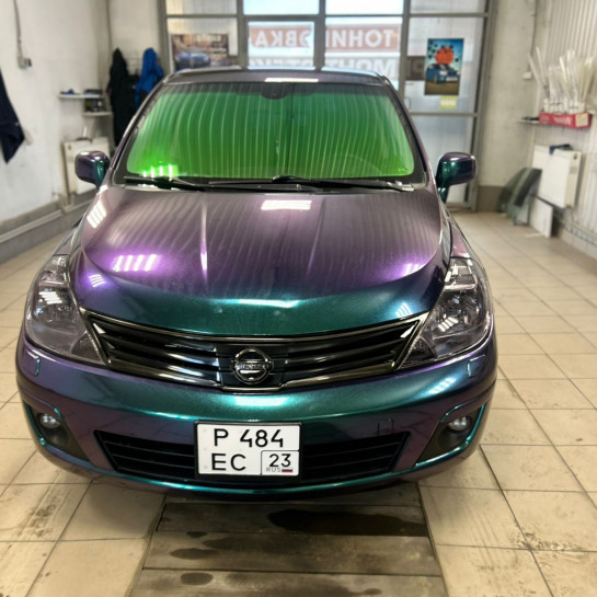 Оклейка кузова Nissan цыетным полиуретаном Sunmax 29 Green Purple PPF