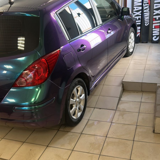 Оклейка кузова Nissan цыетным полиуретаном Sunmax 29 Green Purple PPF