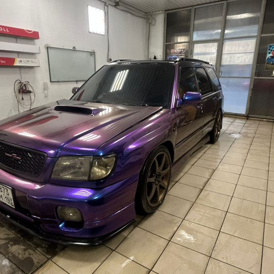 Оклейка Subaru Forester цветной полиуретановой пленкой Sunmax 30 Green Blue PPF
