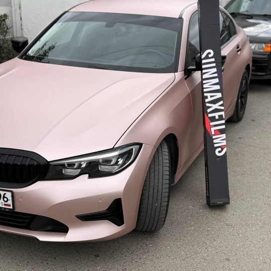 Оклейка BMW цветным полиуретаном Sunmax оттенка 124 Matt Metal Rose Gold PPF