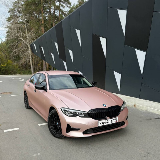 Оклейка BMW цветным полиуретаном Sunmax оттенка 124 Matt Metal Rose Gold PPF
