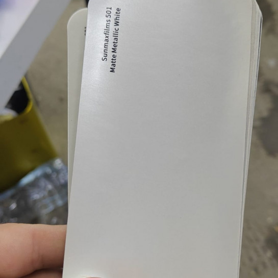 Оклейка Mustang цветным винилом Sunmax оттенка 501 Metallic White