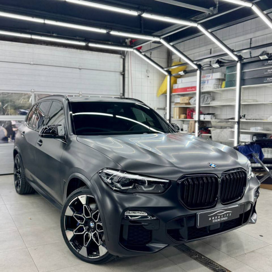 Оклейка BMW цветной полиуретановой пленкой Sunmax 26 Black Matt PPF