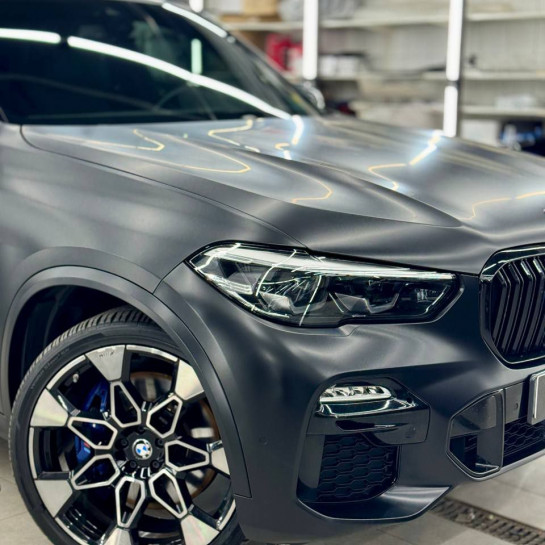 Оклейка BMW цветной полиуретановой пленкой Sunmax 26 Black Matt PPF