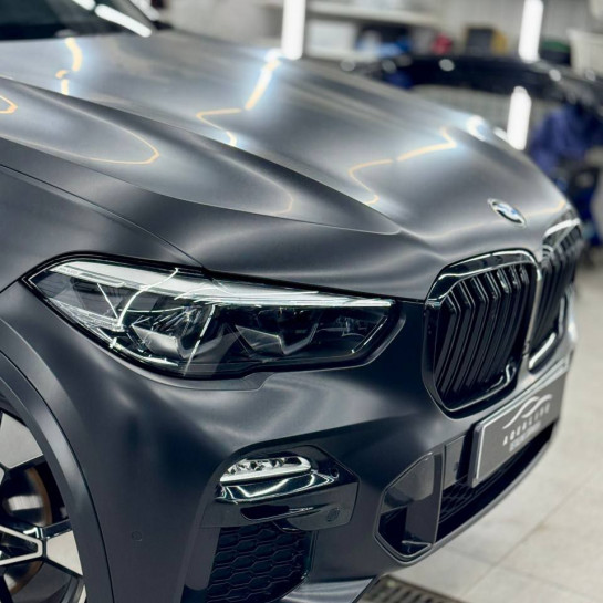 Оклейка BMW цветной полиуретановой пленкой Sunmax 26 Black Matt PPF