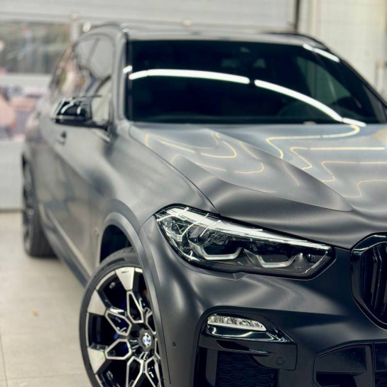 Оклейка BMW цветной полиуретановой пленкой Sunmax 26 Black Matt PPF
