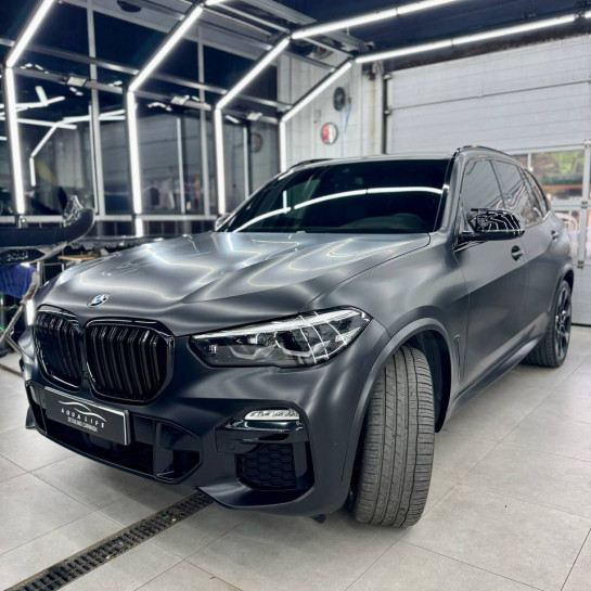 Оклейка BMW цветной полиуретановой пленкой Sunmax 26 Black Matt PPF