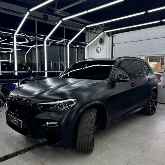 Оклейка BMW цветной полиуретановой пленкой Sunmax 26 Black Matt PPF