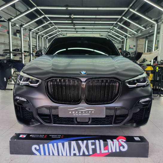 Оклейка BMW цветной полиуретановой пленкой Sunmax 26 Black Matt PPF
