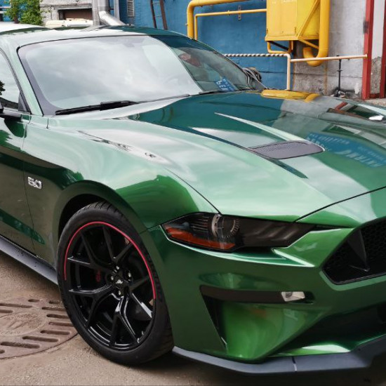 Оклейка Ford Mustang виниловой пленкой Sunmax Gloss Military Green