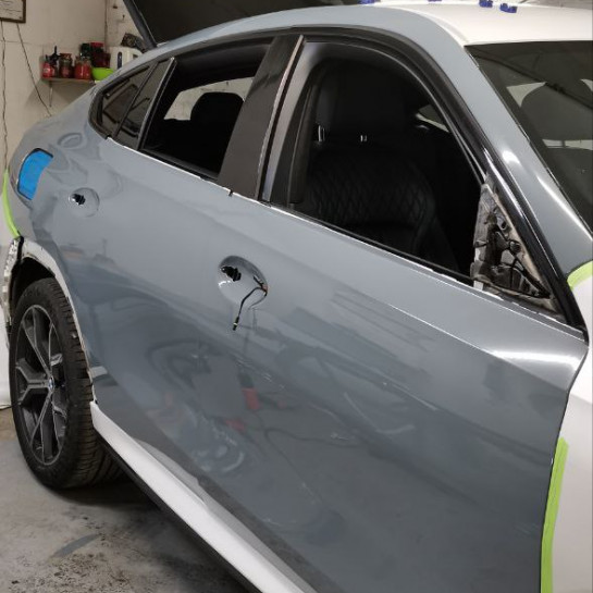 Оклейка BMW X6 автовинилом Sunmax оттенка Gloss Nardo Grey