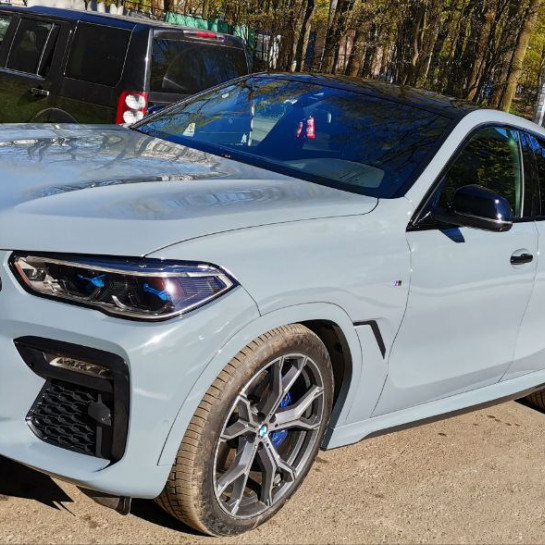 Оклейка BMW X6 автовинилом Sunmax оттенка Gloss Nardo Grey