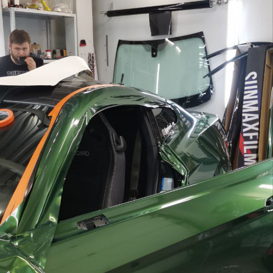 Оклейка Ford Mustang винилом Sunmax цвета Gloss Military Green