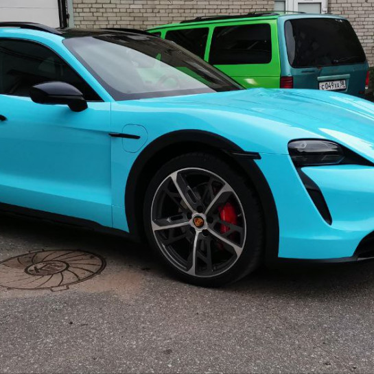 Оклейка Porsche Taycan цветным винилом Sunmax Gloss Sky Blue
