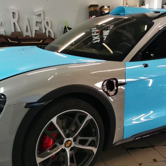 Оклейка Porsche Taycan цветным винилом Sunmax Gloss Sky Blue