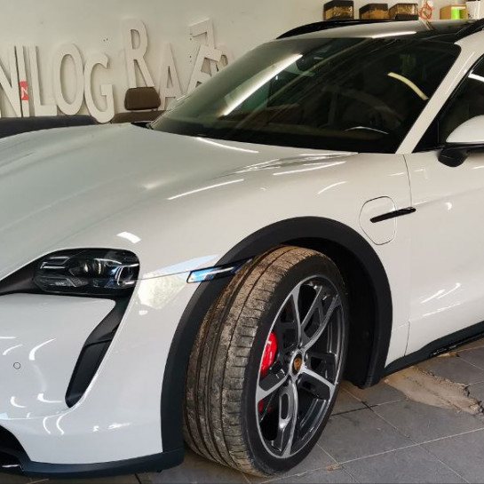 Оклейка Porsche Taycan цветным винилом Sunmax Gloss Sky Blue