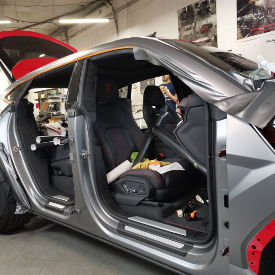 Оклейка Lamborghini винилом Sunmax цвета Matt Smoky Gray