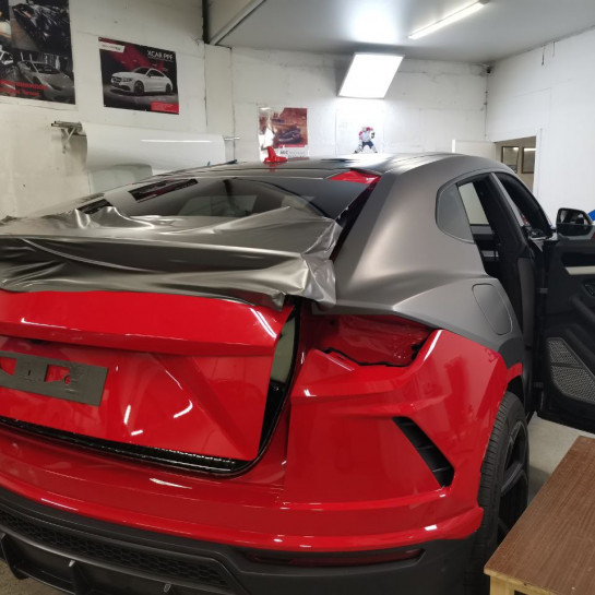Оклейка Lamborghini винилом Sunmax цвета Matt Smoky Gray