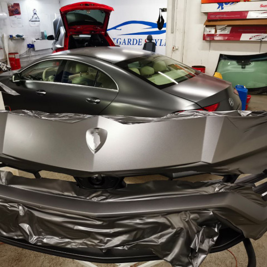 Оклейка Lamborghini винилом Sunmax цвета Matt Smoky Gray