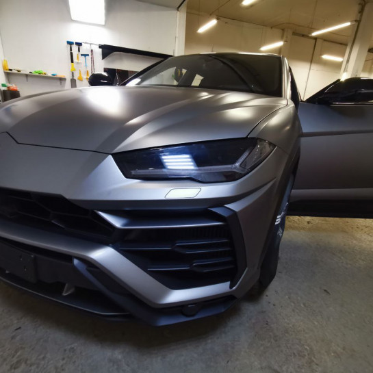 Оклейка Lamborghini винилом Sunmax цвета Matt Smoky Gray