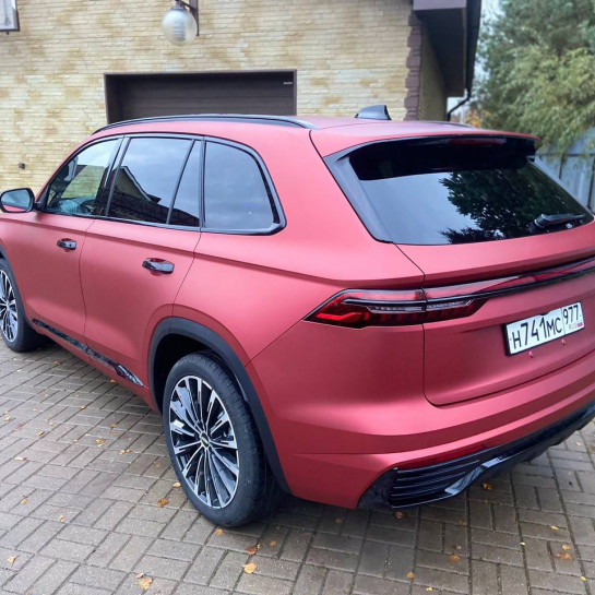 Оклейка кузова авто Geely полиуретаном Sunmax 113 Matt Metal Flame Red PPF