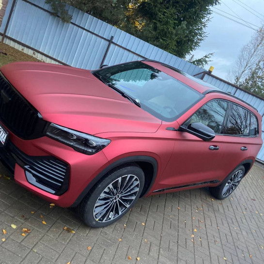 Оклейка кузова авто Geely полиуретаном Sunmax 113 Matt Metal Flame Red PPF