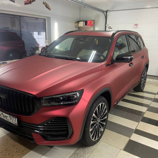 Оклейка кузова авто Geely полиуретаном Sunmax 113 Matt Metal Flame Red PPF