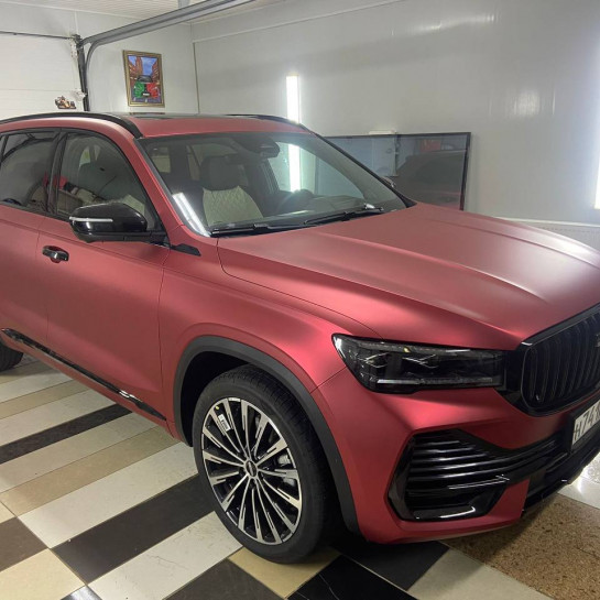 Оклейка кузова авто Geely полиуретаном Sunmax 113 Matt Metal Flame Red PPF